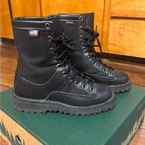 Danner Acadia 8” Women’s 5.5 boots-New in box.